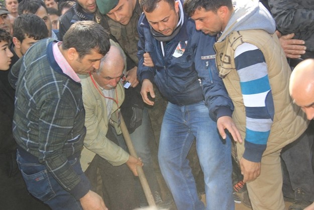 Mardin’in Nusaybin İlçesi’nde uygulanan sokağa çıkma yasağı ile birlikte PKK’lı teröristleri etkisiz hale getirmek, kazılan hendekleri kapatmak ve barikatları kaldırmak amacıyla başlatılan operasyonlarda, PKK’lı teröristlerin tuzakladığı patlayıcıyı infilak ettirmeleri sonucu, şehit düşen Özel Harekât Polis Memuru Coşkun Nazilli dualarla ebediyete uğurlandı.

ŞEHİDİMİZ İÇİN BABA OCAĞINDA HELALLİK ALINDI

Mardin Emniyet Müdürlüğü'nde düzenlenen törenin ardından Türk Silahlı Kuvvetleri'ne ait uçakla Gazipaşa Havalimanı'na getirilen şehidimizin cenazesi, önce baba ocağına götürülüp burada helallik alındı. 

Emine Özmüftüoğlu Camiinde düzenlenen cenaze törenine Antalya Valisi Muammer Türker, Alanya Kaymakamı Dr. Hasan Tanrıseven, Ak Parti, MHP, CHP Antalya Milletvekilleri, İl Jandarma Komutanı Kıdemli Albay Ahmet Yurdagül, İl Emniyet Müdürü Cemil Tombul, Antalya Büyükşehir Belediye Başkanı Menderes Türel, Alanya ve Gazipaşa Belediye Başkanları, Askeri Erkan, Polis Teşkilatı Mensupları, Kamu Kurum ve Kuruluşlarının Yetkilileri, Sivil Toplum Kuruluşlarının temsilcileri ve şehidin yakınları ile birlikte çok sayıda vatandaş katıldı. 

GÖZYAŞLARI ARASINDA TOPRAĞA VERİLDİ

Antalya İl Müftüsü Osman Artan'ın kıldırdığı cenaze namazının akabinde Özel Harekât Polisi Şehit Coşkun Nazilli'nin cenazesi, Alanya Garnizon Şehitliği'nde gözyaşları arasında toprağa verildi.