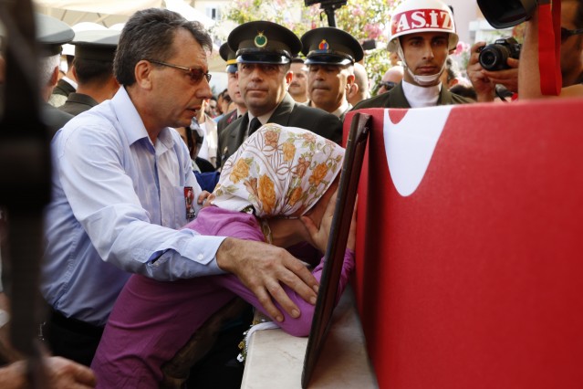 Gerginliği önlemek için şehidin amcası Mustafa Yıldız mikrofonu eline alarak, “Arkadaşlar ben şehidin amcasıyım. Burada siyaset yapmayalım. Başka yerlerde yapılsın, namazı bir an önce kılalım” dedi.