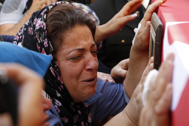 Tabuta sarılarak ağlayan anne Çelikel, “Ne olur verin benim yavrumu geriye” diye ağladı. Acıya dayanamayan anne Çelikel fenalaştı.
Törenin ardından Şehit Yıldız, helallik için önce baba evine, ardından da defnedilmek üzere Kavaklı Mezarlığı’na uğurlandı.