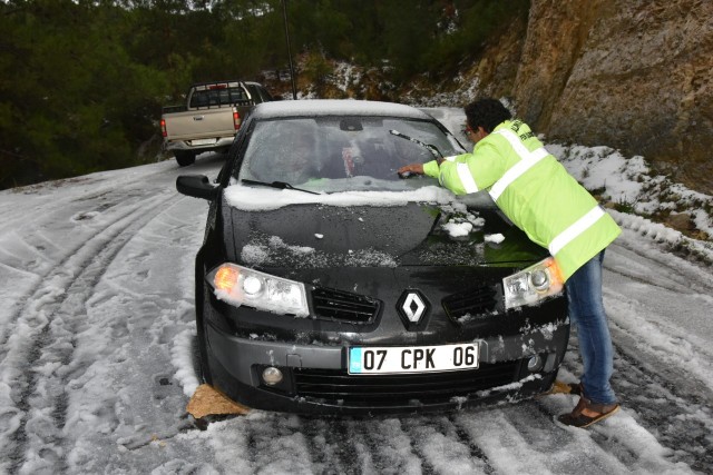 Alanya'da karda kalan araçlara ilk müdahale belediyeden