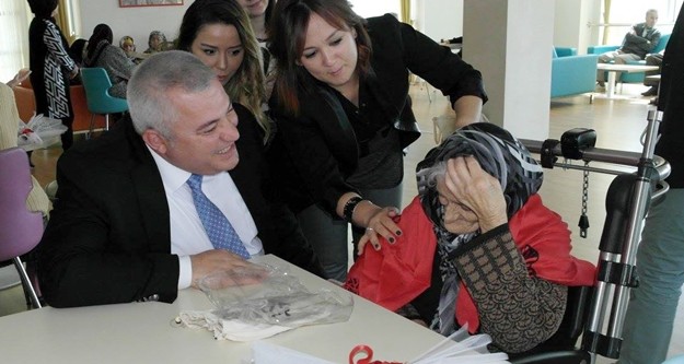 Alanya Ticaret ve Sanayi Odası Başkanı Mehmet Şahin, 8 Mart Dünya Kadınlar Günü etkinlikleri çerçevesinde, Alanya Huzurevi’ni ziyaret etti. Huzurevi sakinlerinin tek tek elini öpen Başkan Şahin, bayanlara şal, fular, ve karanfil; baylara da kravat hediye etti.

Ziyarette, ALTSO Yönetim Kurulu Üyesi Banu Okan Kavukçu ve TOBB Antalya Kadın Girişimciler Kurulu İcra Komitesi Başkan Yardımcısı Özlem Öz Kural da yer aldı. Kavukçu ve Kural da Başkan Şahin gibi huzurevi sakinleri ile birebir görüşmeler yaparak onlara moral verdiler, isteklerini dinlediler.

8 Mart Dünya Kadınlar Günü sebebiyle Alanya Huzurevi’ne bir ziyaret gerçekleştirdiklerini ifade eden Başkan Şahin, “Burada annelerimizi ve diğer tüm büyüklerimizi ziyaret ederek onlara moral vermek istedik. Hepimiz yaşlanacağız. Onlar da şu anda evlatlarından ayrılar ve gelen misafir kim olursa olsun dört gözle bekliyorlar. Burada Huzurevi Müdürümüz Esra Özarslan ve çalışanları sağ olsunlar bu ilgiye muhtaç büyüklerimize ellerinden geldiği kadar devletimizin şefkatini hissettiriyorlar. Gerçekten modern bir huzurevine sahip Alanya’mız. Bu gibi vesilelerle buradaki büyüklerimizi ziyaret ederek elimizden gelen desteği vermeye devam edeceğiz” dedi.

ÖZARSLAN’DAN ŞAHİN’E TEŞEKKÜR

Başkan Şahin’i kapıda karşılayan, Huzurevi Müdürü Esra Özarslan ise ALTSO Başkanı Mehmet Şahin’in her zaman desteğini gördüklerini söyledi. Başkan Şahin’le kısa bir görüşme gerçekleştiren Özarslan, ”Başkanımız Mehmet bey ile Banu ve Özlem hanıma nazik ziyaretlerinden dolayı çok teşekkür ederim. Huzurevi sakinlerimiz çok mutlu oldular. Sağ olsunlar ne zaman bizim yanımızdalar ve destek oluyorlar” dedi.