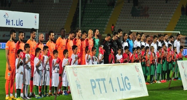 PTT 1. Lig'in 26. haftasında Alanyaspor sahasında Boluspor’u 1-0 mağlup etti. 

Karşılaşmaya futbolcular üzerinde ‘Çanakkale geçilmez’ yazan pankartla çıktı. Karşılaşma öncesi 18 Mart Şehitleri Anma Günü ve Çanakkale Zaferi’nin 101. yıldönümü dolayısıyla şehitlerimiz anısına 1 dakikalık saygı duruşunda bulunuldu. Futbolcularla birlikte sahaya çıkan çocuklar ise seremonide ellerinde Türk Bayrakları ile yer aldı. 

MAÇTAN DAKİKALAR

14. dakikada Caner’in ortasında ceza sahası içinde Ahmet'in kafa vuruşunda top az farkla auta gitti.
20. dakikada Alanyaspor'un kazandığı serbest vuruşta Galip'in ortasına iyi yükselen Ahmet kafayla topu filelere gönderdi. 1-0
29. dakikada Alican'ın ortasına Tevfik yükseldi ancak kaleci Haydar topu tek hamlede kontrol etti. 
47. dakikada Tevfik'in ceza sahası dışından sert şutunda top az farkla auta gitti.
48. dakikada ceza sahası dışında topla buluşan Yusuf'un sert şutunda kaleci Haydar son anda topu kornere çeldi.
90+3. dakikada Galip ile duvar pası yaprak ceza sahasına giren Tayfur’un yakın mesafeden vuruşunda top kaleci Soner’den döndü. 

STAT: Alanya Oba Stadı
HAKEMLER: Çağatay Şahan xx, Deniz Turgut xx, Hüsnü Emre Çelimli xx
MULTİGROUP ALANYASPOR: Haydar xx, Caner xx, Ahmet xx, Sezer xx, Özgür xx, Deniz x, Galip x, Efecan xx ( Perovic dk. 81 x), Emre xx (Gökay dk. 83 x), Tayfur xx (Suley dk. 90 x), Ayite xx
YEDEKLER: Alişan Şeker, Kerem Can Akyüz, Darvydas Sernas, Barış Örücü 
TEKNİK DİREKTÖR: Hüseyin Kalpan
BOLUSPOR: Soner xx, Kemal xx, Hasan xx (Andaç dk. 89 ?), Emre xx, Adem xx, Tevfik xx, Yusuf Emre xx (Hernandez dk. 75 x), Özgür Can xx, Alican xx, Cengiz Umut xx, Cumali xx (Arif dk.75 x)
YEDEKLER: Erdi Yokuşlu, Luiz Henrique, Fatih Turan, Orhan Gülle 
TEKNİK DİREKTÖR: Fatih Tekke
GOL: Ahmet (dk. 20) (Alanyaspor)
SARI KARTLAR: Caner, Ahmet, Galip, Gökay (Alanyaspor), Hasan, Kemal, Emre (Boluspor)


PTT 1.LİG PUAN DURUMU
	
1.ADANASPOR A.Ş.	      26	15	5	6	38	25	13      50
2.KARDEMİR KARABÜKSPOR	      26	13	8	5	29	18	11	47
3.MULTIGROUP ALANYASPOR       26	12	7	7	46	32	14	43
4.ADANA DEMİRSPOR	      26	12	7	7	41	28	13      43
5.VARTAŞ ELAZIĞSPOR	      26	11	9	6	36	28	8	42
6.BALIKESİRSPOR	              26  	9	12	5	31	23	8	39
7.GAZİANTEP B.Ş.SPOR	      26	9	12	5	27	22	5	39
8.GİRESUNSPOR	              26	10	7	9	39	33	6	37
9.SAMSUNSPOR	              26        10  	7	9	38	28	10	34
10.GÖZTEPE A.Ş.               26	8	10	8	31	28	3	34
11.BOLUSPOR	              26	8	10	8	28	36	-8	34
12.ALTINORDU A.Ş.	      26	8	9	9	25	29	-4	33
13.ALİMA YENİ MALATYASPOR     26	9	4	13	25	32	-7	31
14.ŞANLIURFASPOR	      26	6	8	12	23	35	-12	26
15.KAYSERİ ERCİYESSPOR	      26	6	7	13	24	39	-15	25
16.1461 TRABZON	              26        6	7	13	23	39	-16	25
17.DENİZLİSPOR	              26	7	6	13	28	42	-14	24
18.KARŞIYAKA	              26	4	7	15	23	38	-15	19

Ceza Puanı Alan Takımlar

Takım Adı	CezaPuanı
SAMSUNSPOR	   3
DENİZLİSPOR	   3