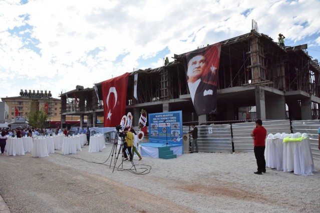 Sönmez konuşmasında , “Ülkemizin geleceği olan gençlerimizin eğitim göreceği bu okulumuzun inşaatını biz Bir Alanya’mız Var derneği olarak üstlendik. Okulumuzun proje maliyeti toplam 4 milyon TL’dir. Okulumuzun inşaatını bir yılda bitirip Belediyemizle birlikte İlçe Milli Eğitim Müdürlüğü’ne teslim etmeyi planlıyoruz.