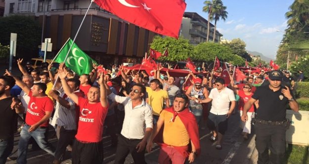 'BAYRAĞINI AL ATATÜRK ANITINA GEL'