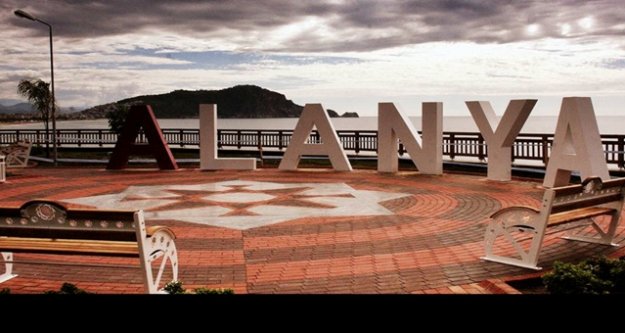 ALANYA'YA GELENLERİ SELÇUKLU YILDIZI KARŞILIYOR