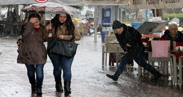 ALANYA'DA DOLU YAĞIŞI HAYATI FELÇ ETTİ