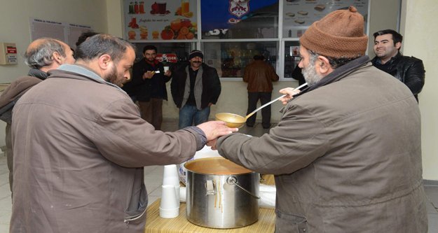 BÜYÜKŞEHİR FIRTINALI GECEDE EVSİZLERİ UNUTMADI