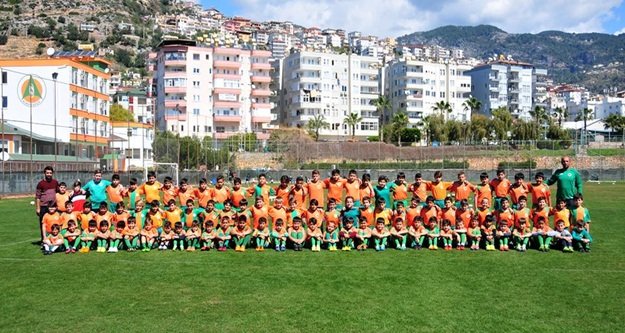 FUTBOL OKULU KAYITLARI SÜRÜYOR