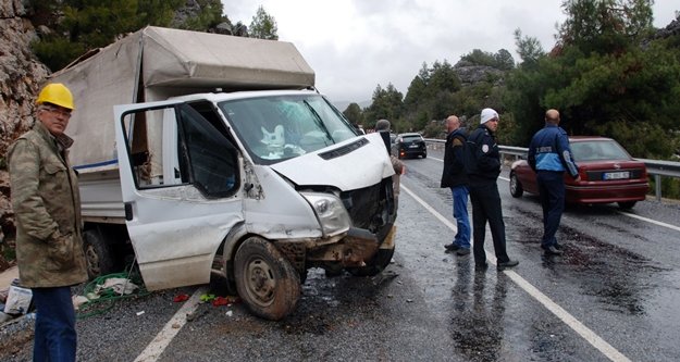 TRAFİK KAZASI: 5 YARALI