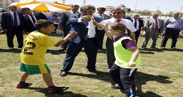 ÇOCUKLAR SOKAKTA OYNAMAYI ÖĞRENİYOR