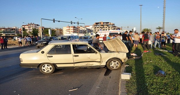 OTOMOBİL İLE MOTOSİKLET ÇARPIŞTI: 2 YARALI