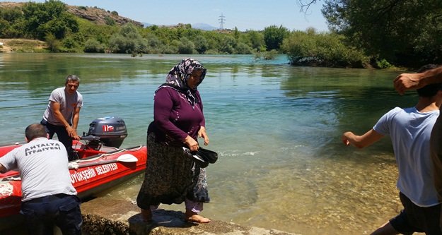 ANNE VE OĞLU IRMAKTA MAHSUR KALDI