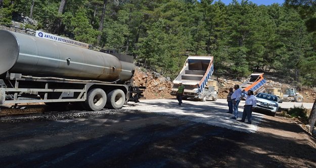 AKSEKİ'NİN MAHALLE YOLLARI YENİLENİYOR