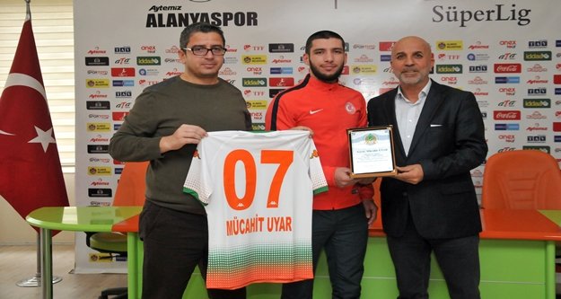 Başarılı sporcuya teşekkür plaketi