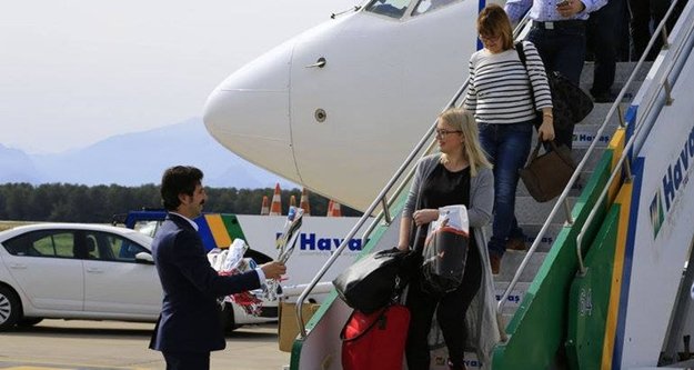 Turist getiren uçağa yakıt desteği