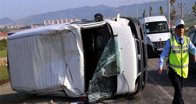 Turşu minibüsü devrildi: 1 ölü 1 yaralı var