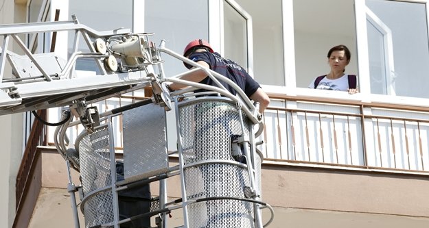 4’üncü katta mahsur kalan kadını itfaiye kurtardı