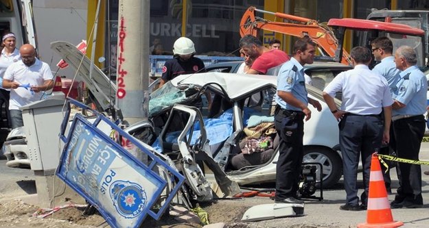 Otomobil elektrik direğine çarptı: 1 ölü var