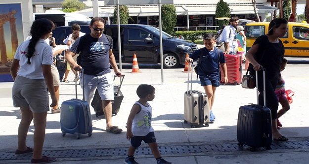 Havalimanı'nda giden yolcu yoğunluğu