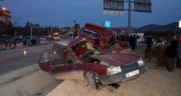 Kontrolsüz kavşakta kaza: 1 ölü, 2 yaralı