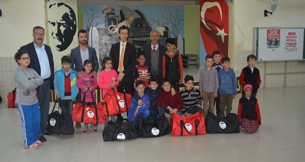 Suriyeli 84 öğrenciye giyim yardımı