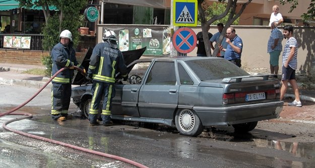 15 gün önce aldığı otomobili yandı