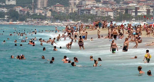 Alanya'da kavurucu sıcaklardan bunalanlar kendilerini denize attı