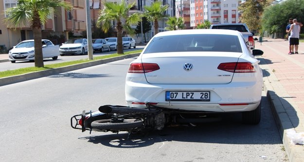 Motosiklet park halindeki otomobilin altına girdi: 1 yaralı