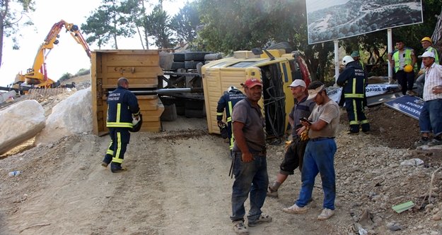 Taş taşıyan kamyon devrildi