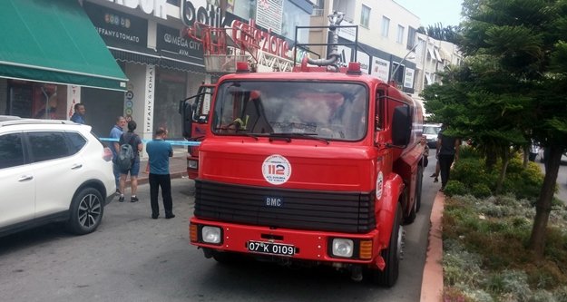 Turistik caddede korkutan yangın