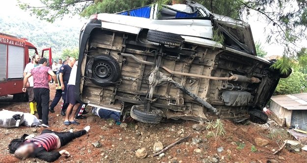 Minibüs devrildi: 3 turist öldü