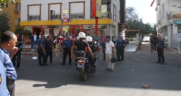 Polis, kendisine saldıran kişiyi ayağından vurdu