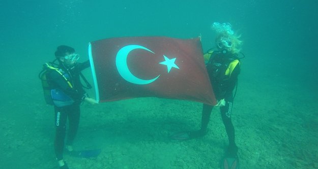 Denizin 16 metre derinliğinde Türk Bayrağı açtı