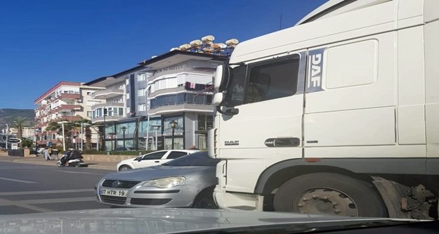 Alanya'da TIR ile otomobil çarpıştı