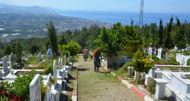 Alanya'da mezarlıklar bakıma alındı