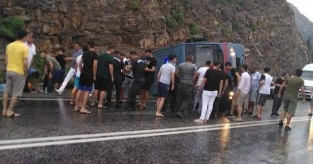 Alanya'dan mahkum sevki yapan araç kaza yaptı!