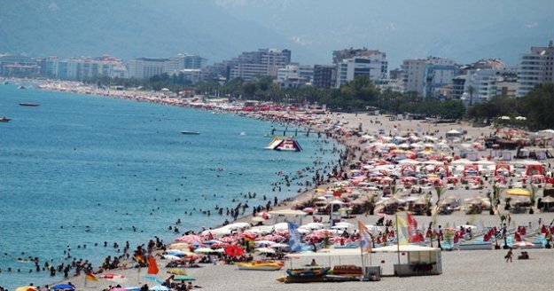 Antalya'da sahillerde hafta sonu yoğunluğu