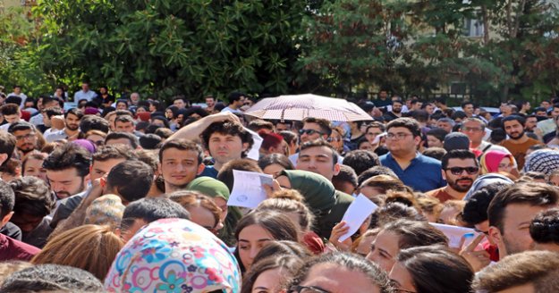 Antalya’da katiplik kuyruğu