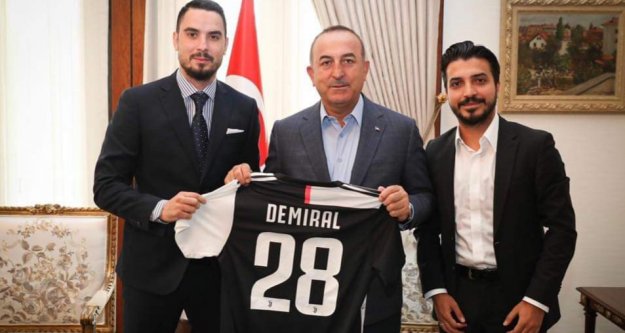 Bakan Çavuşoğlu'na Merih Demiral forması