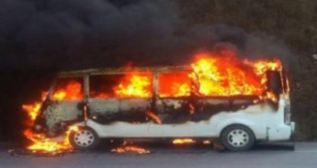 Alanya'da park halindeki minibüs cayır cayır yandı