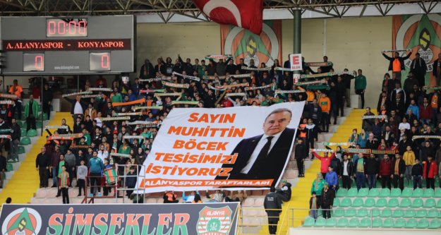 Alanyaspor taraftarından Böcek'e pankartlı çağrı