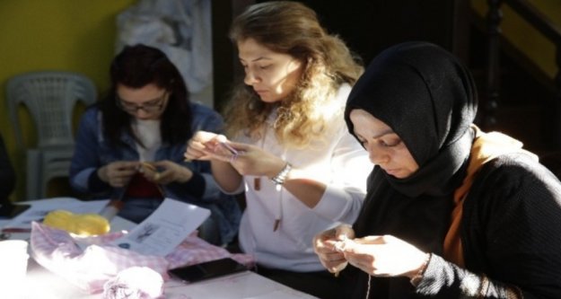 Bebeği için organik oyuncak yapıyor