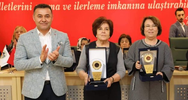 Alanya'nın hayırsever kadınlarına Yücel'den plaket