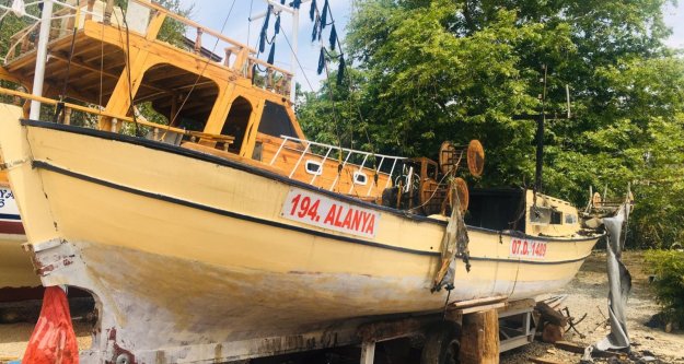 Alanya'da balıkçı teknesi yandı