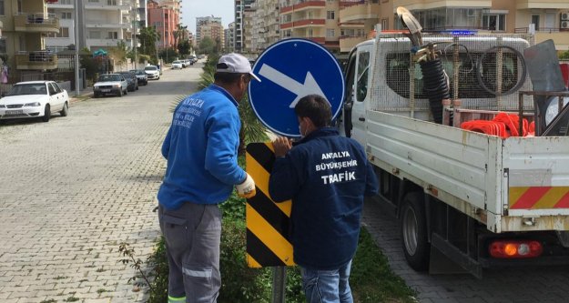 Alanya'da trafik tabelaları yenileniyor