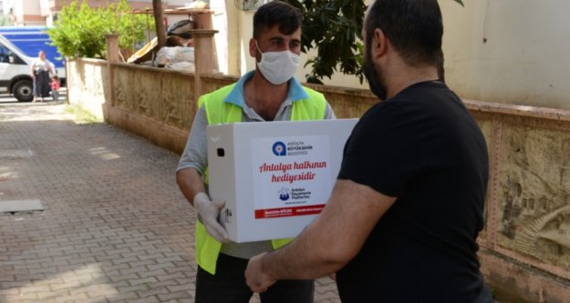 Büyükşehirin gıda kolileri ihtiyaç sahiplerine ulaşıyor