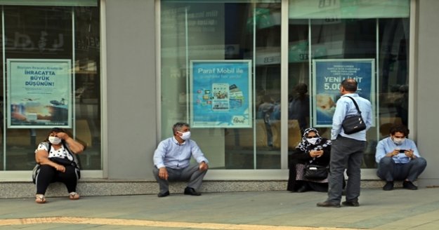 Kuyrukta beklemekten yorulan vatandaşlar yerlere oturup bekledi