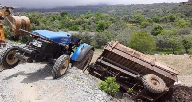 Alanya'da kum yüklü traktör şarampole devrildi