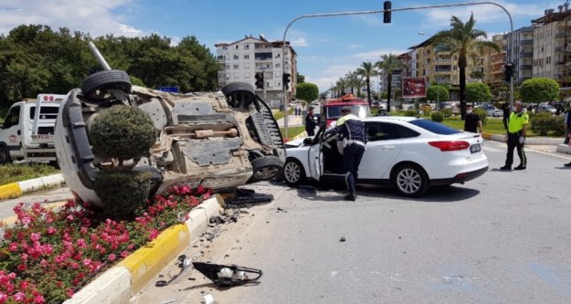 Kazaya karışan otomobil yerden havalanıp takla attı: 3 yaralı var