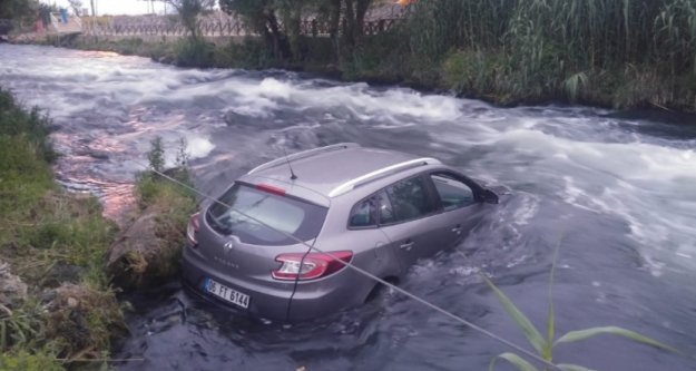 Şelaleye uçan otomobilden sağ kurtuldular